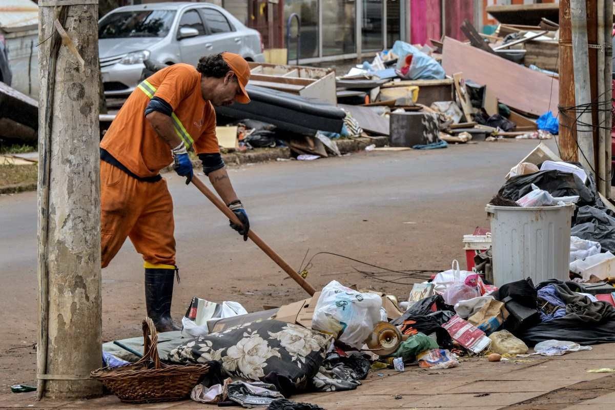 N Vel Da Gua Baixa Em Porto Alegre E Mais De Mil Toneladas De Lixo S O